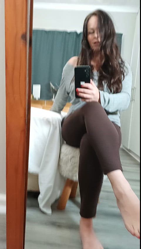 brunette feet feet fetish leggings legs milf nails tights toes horny-cougars milfs-over-30