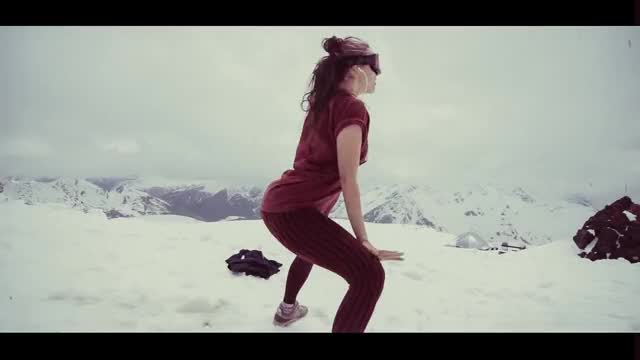 Arina Balerina mountain twerk