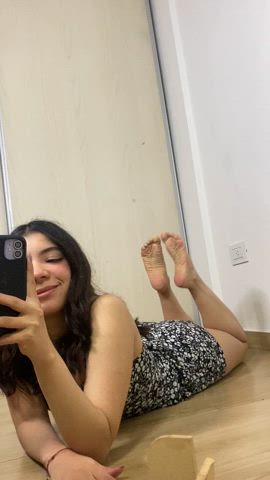 Rate my feet from 1-10. Are they pretty or not?