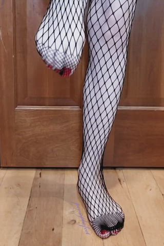 fishnets + red toenails are an unbeatable combo