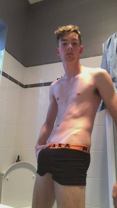 Massive cock 18yo HMU if you would suck it