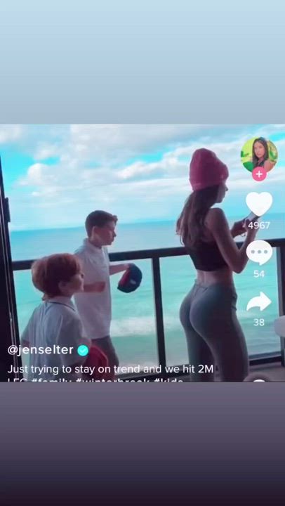 Jen selter out here giving these kids their first boner 😂 😂