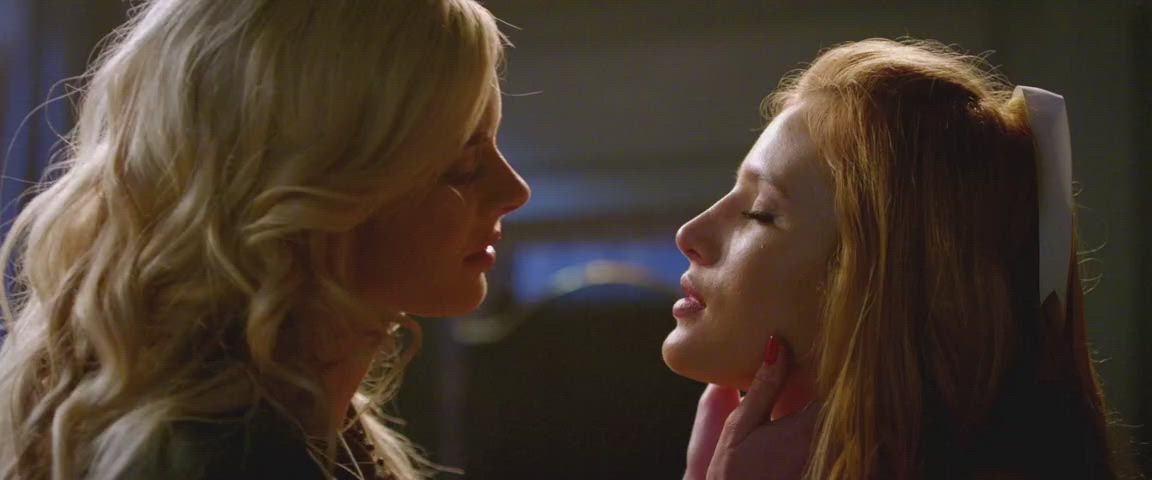 Bella Thorne Kiss Lesbian gif