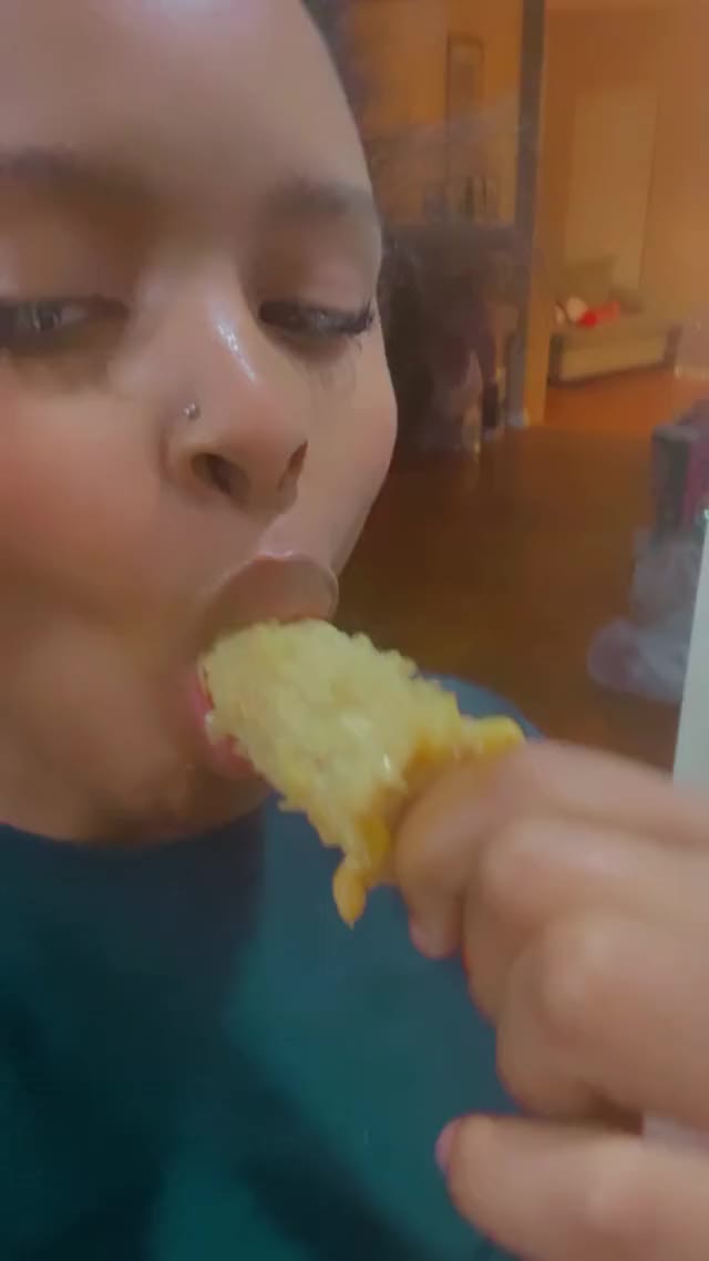 Watch me suck on Corn ASMR ??