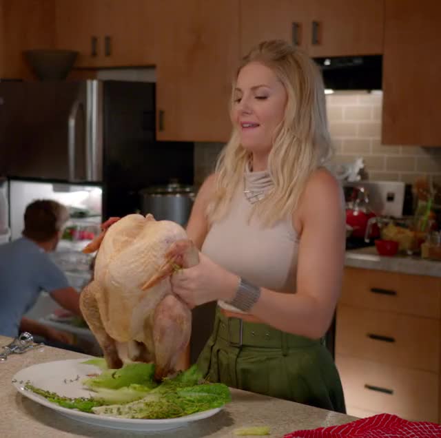 Elisha Cuthbert 2 - Happy Endings (2011) - S03E04 - More Like Stanksgiving