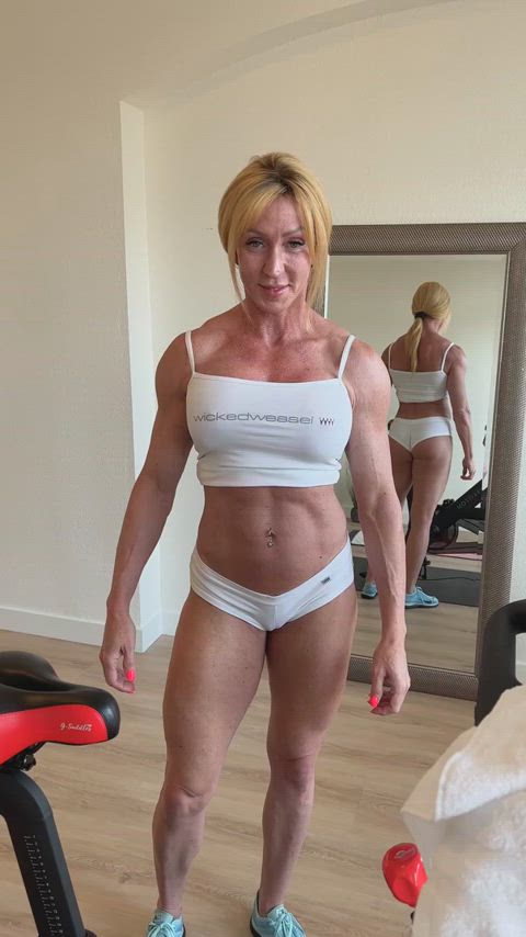 fitwifejewels jewels milf muscular milf pussy gif