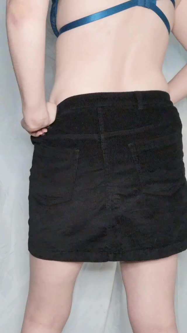 This skirt is too small