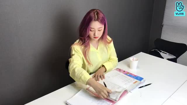 V LIVE - [이달의 소녀] 최리의 리얼 공부방 98