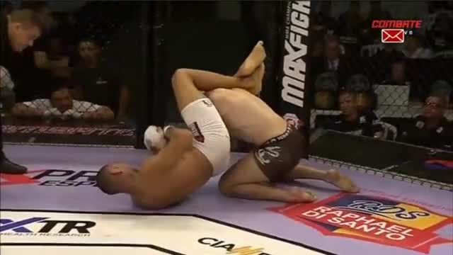 Mário Sousa def Ewerton Ferreira with a vicious arm bar, please don't get caught