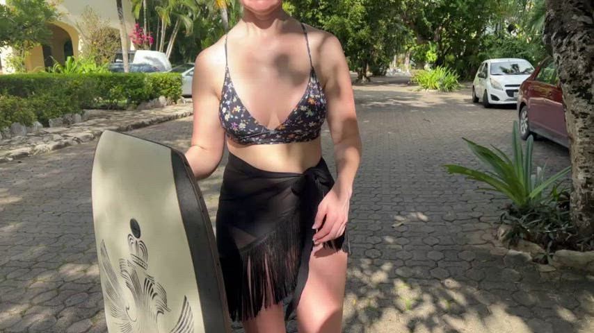 Boobs and boogieboards [GIF]