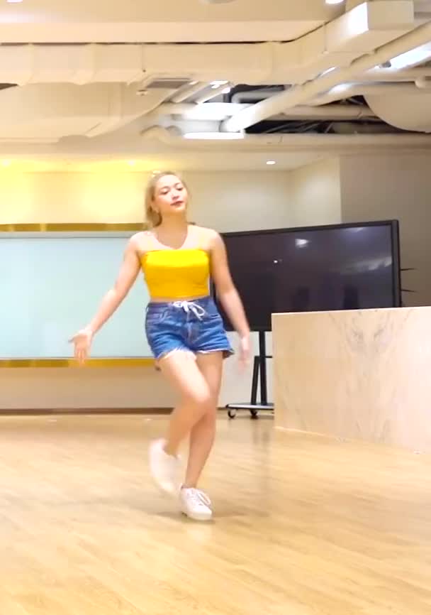 RED VELVET YERI - UMPAH UMPAH DANCE PRACTICE