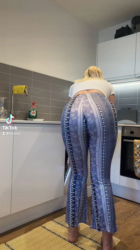 ass clapping big ass blonde bouncing jiggle jiggling onlyfans pants teen tiktok gif