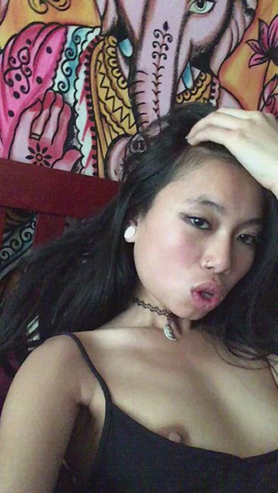 Smoking hot Filipina slut hiking her legs up spread eagle yummy