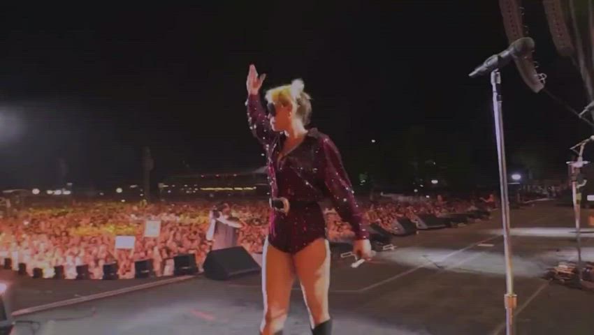 Miley Cyrus flashing