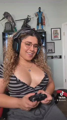 australian big tits boobs cleavage gamer girl glasses thick tits turkish gif