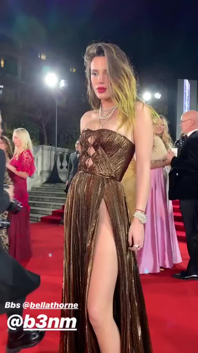 Bella Thorne gif