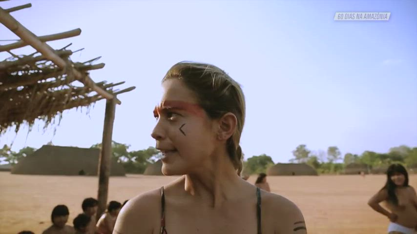 Karol Knopf wrestling a Waura woman (60 Dias Na Amazônia)