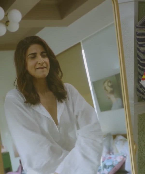 Aahana Kumra undressing