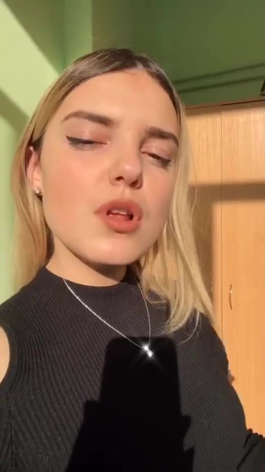 Love The Way This Long Sexy Tongue Moves! ?