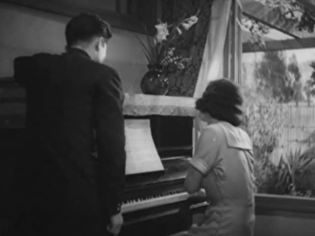 No-Regrets-for-Our-Youth-1946-GIF-00-12-13-setsuko-hara-piano-twirl