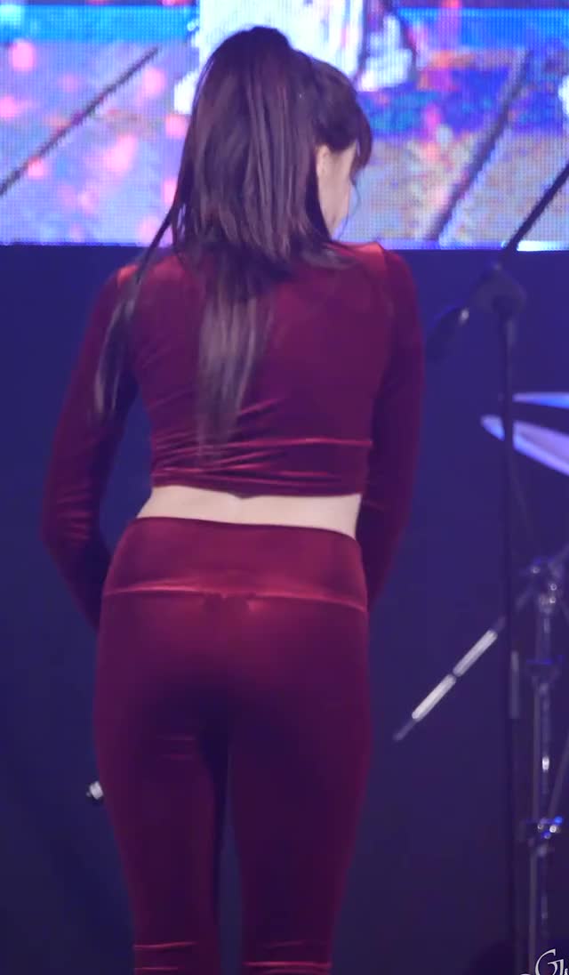 Eunsol - Wiggling her butt