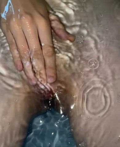 Nothing better on a rainy day than a bath and some fingers 😋
