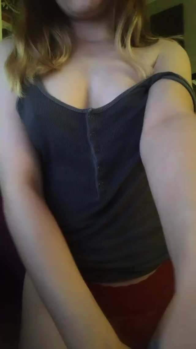 Just a comfy lil titty drop on this fine Sunday Evening :3