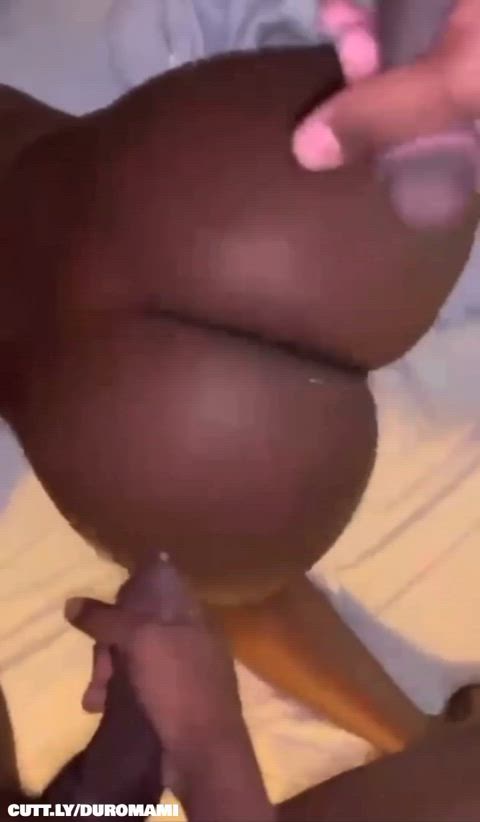 Twerking ebony babe got'em all fired up