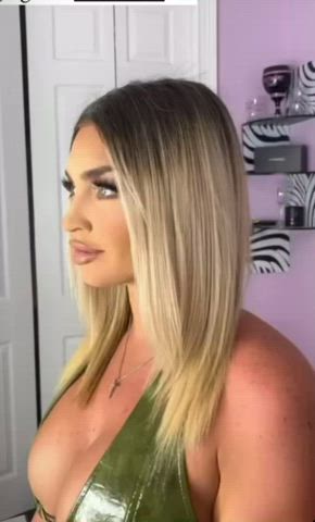 avery big tits cleavage lips gif