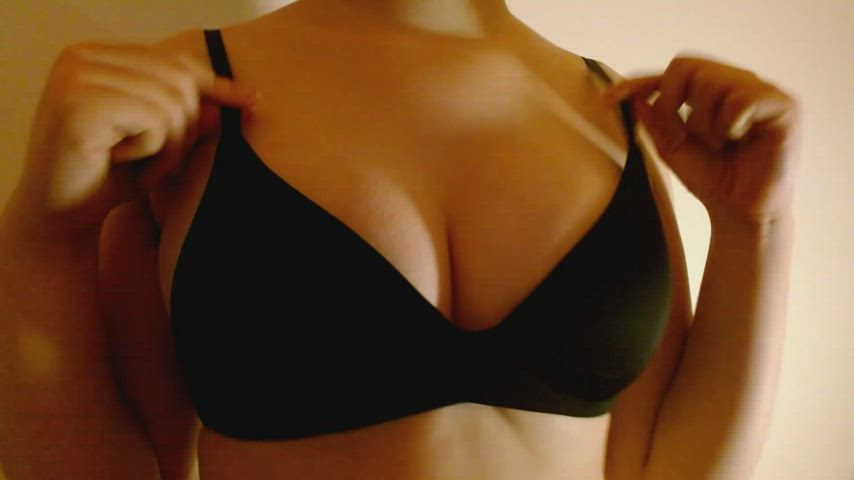 Amateur Bouncing Tits Bra Homemade Teen gif