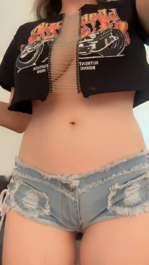 I love the ridiculous amount of underboob in this shirt <3