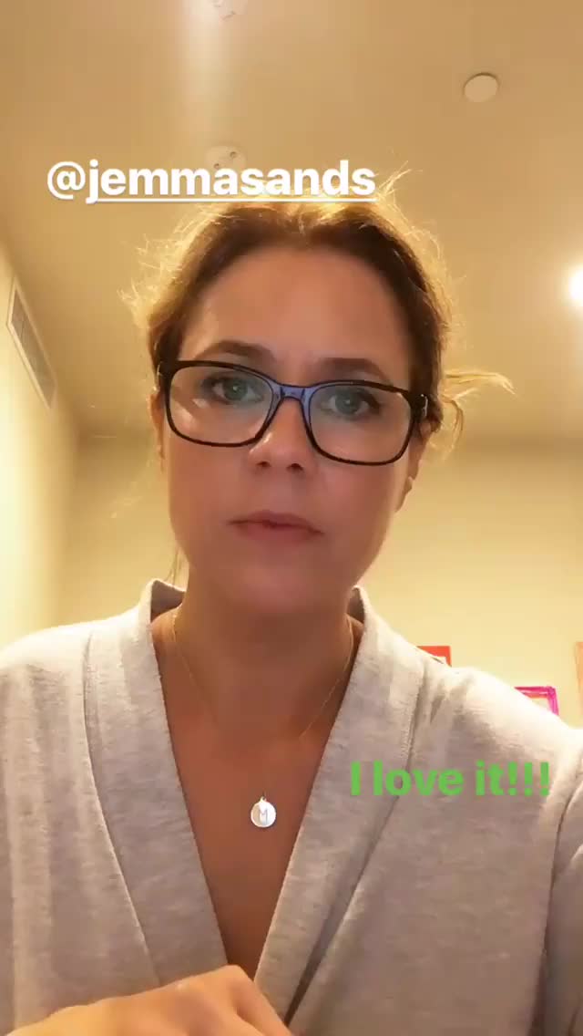 Jenna Fischer bathrobe and glasses 02