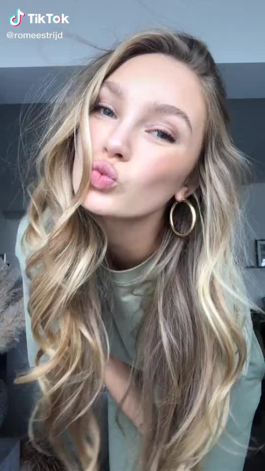 Romee Strijd TikTok Dance 13/04/20