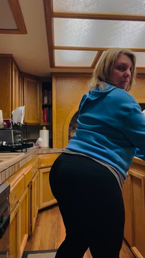 I’d love to have my Huge Ass smothering your pathetic face with my farts 💨 while