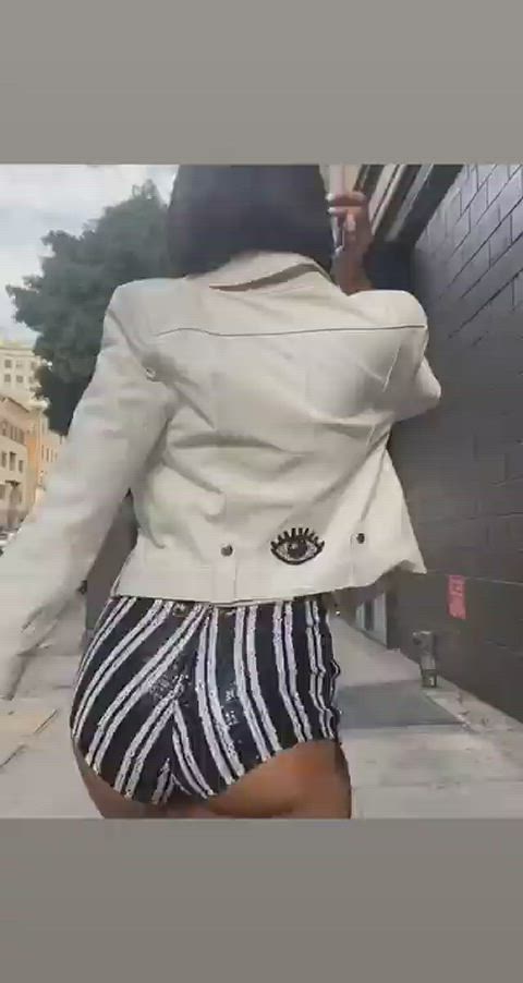 Edwina's Sexy Strut 😮