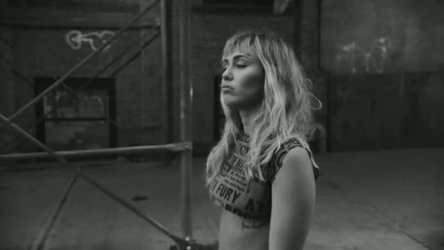 Miley Cyrus SHE IS COMING - D.R.E.A.M. sequence (2)