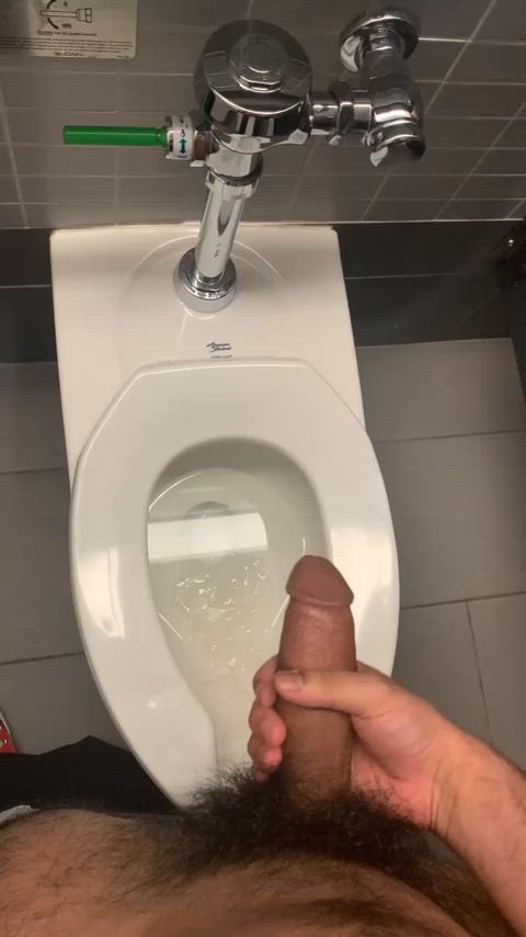 Got horny at work, so started jerking on my lunch break🤫