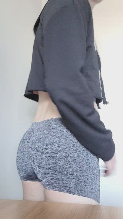 (⌒//ω//⌒) Do you like my cute butt?