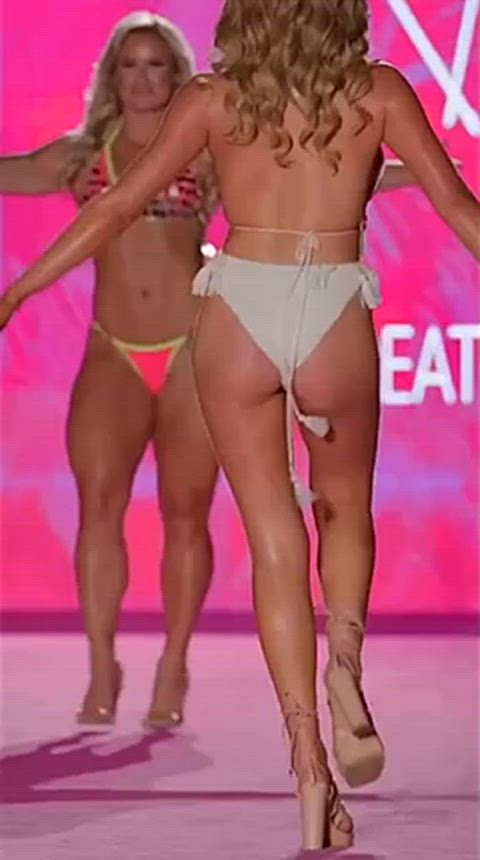 Dani Speegle - Sexy Runway Walk 😳😍