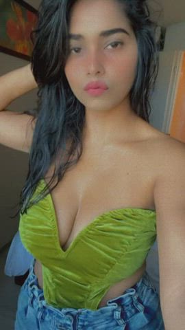 Pretty &amp; Busty !