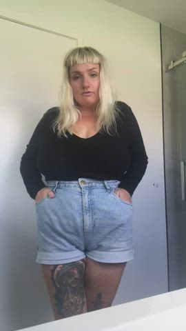 Mom bod in mom jean shorts