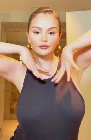 big tits boobs bouncing tits celebrity latina selena gomez tiktok gif