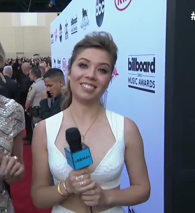 Jennette McCurdy knows what she's got and likes to show it off.
