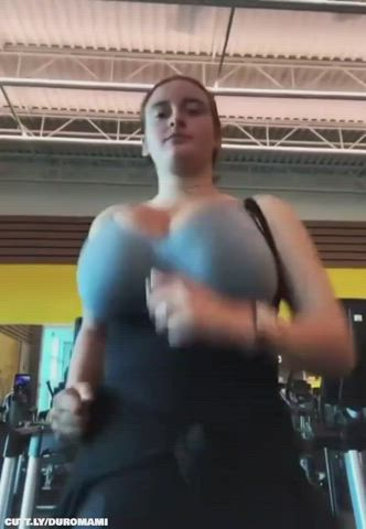 amateur big tits boobs bouncing tits gym teen gif