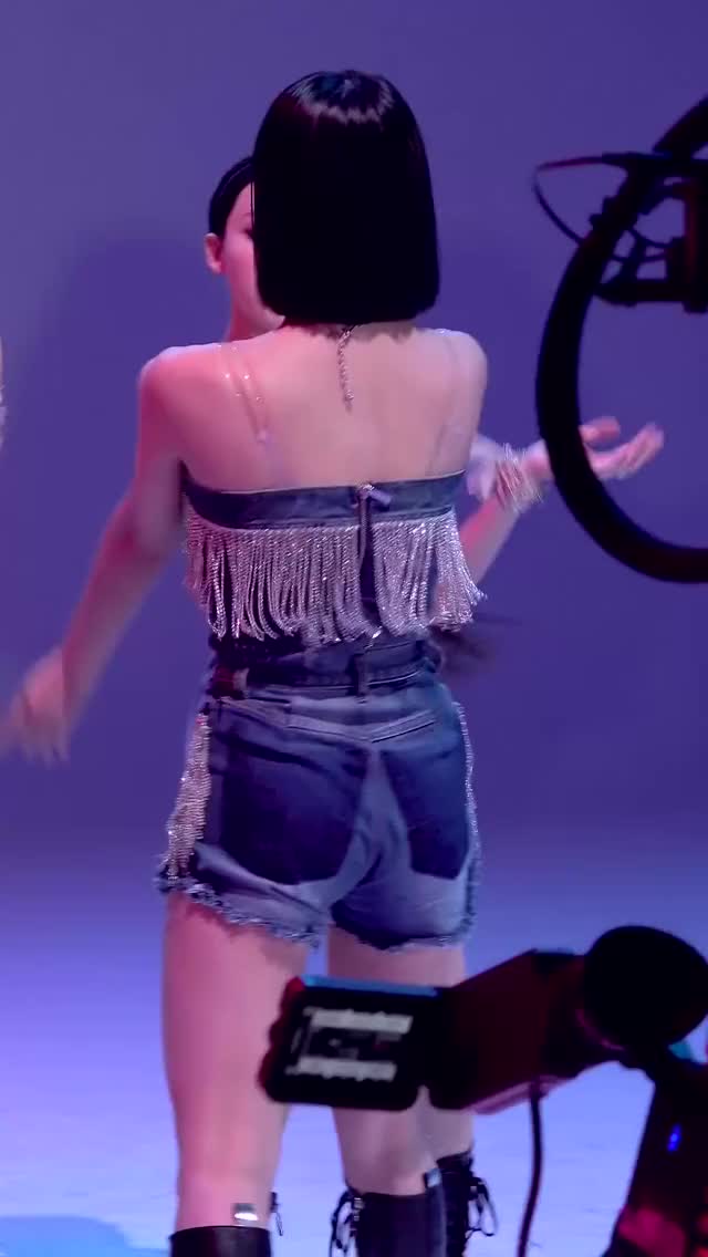 TWICE - Momo Cleavage 2