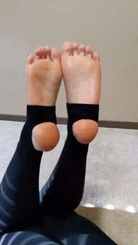 Foot flexing in stirrup tights