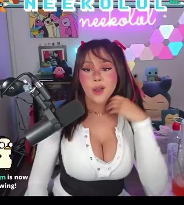 Neekolul’s streaming cleavage goodness