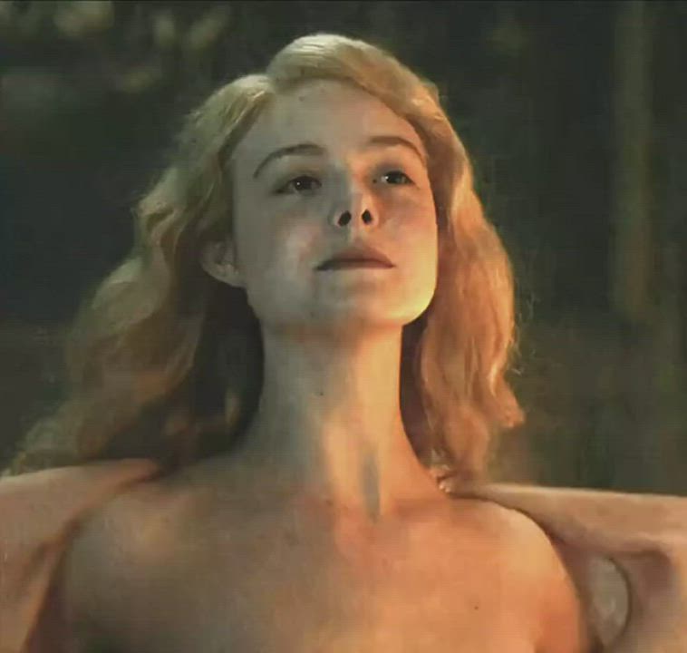 Elle Fanning Nude