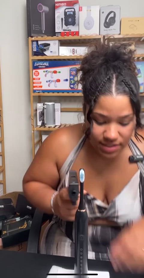 big tits candid cleavage ebony latina gif