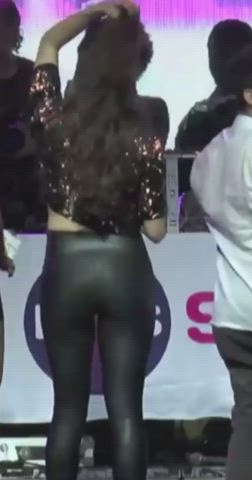 Hailee Steinfeld in these pants get me stroking every time.